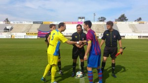 José, en el saludo de capitanes (Fotos. futbolbalear.es)