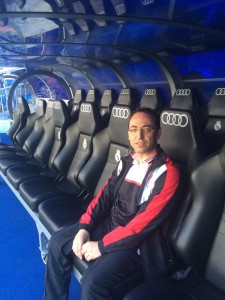 Martínez, en el banquillo del Bernabéu antes del Real Madrid-Granada.