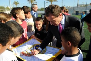 Butragueño, firmando sobre una bandera del Real Madrid (Fotos: Tolo Mercadal)