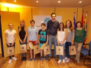 Ganadores y finalistas del certamen, en la sede del Consell en Ciutadella. Foto: CIMe.