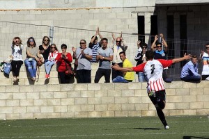 Celebración de un gol de Xiscu y de Lacueva con los hinchas tras ganar al Collerense (Fotos: deportesmenorca.com)