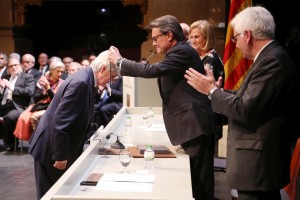 Ramon Coll recibiendo la distinción. Foto: Generalitat de Catalunya.