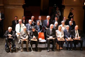 Ramon Coll (segundo por la derecha de la primera fila) junto a los demás premiados con la Creu de Sant Jordi. Foto: Generalitat de Catalunya.