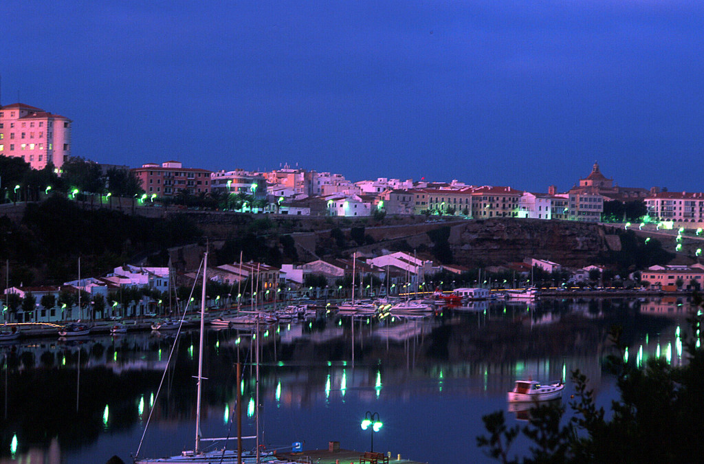 Vista nocturna del puerto de Maó.