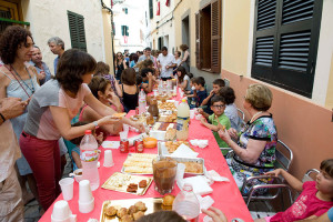 La fiesta se traslada a la calle de la mano de los vecinos. FOTOS.- Archivo