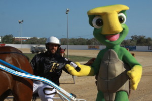 Entrega del trofeo por parte de la mascota de Sine Dolore a Emilio Mondéjar vencedor con Alas Blancas de la primera carrera de la tarde (Fotos: Carlos Orfila)