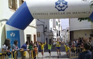 Quintana entrando en meta acompañado de pequeños atletas. FOTO.- Lô Sport