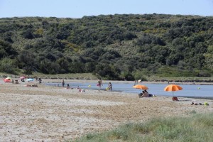 Bañistas en Es Grau aprovechando las altas temperaturas. FOTO.- Archivo