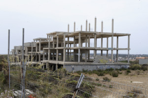 Imagen del complejo a medio construir en s'Altra Banda del puerto de Mahón. (Fotos: Tolo Mercadal) 