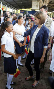 Doña Letizia saluda con complicidad y cariño a una joven.