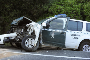 El vehículo en el que viajaban los agentes sufrió severos daños materiales. FOTO.- Tolo Mercadal