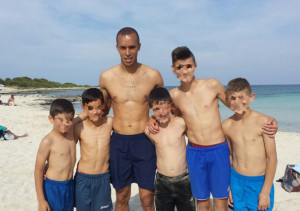 Joao Miranda en la playa de Punta Prima.