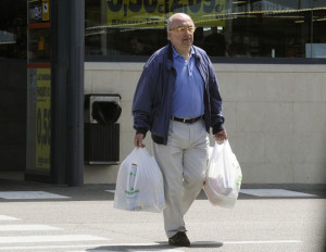 Almunia comprando en un supermercado de Maó. FOTO.- Tolo Mercadal