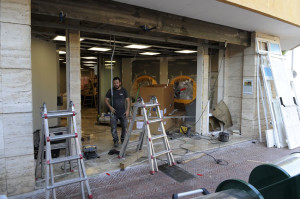 Operarios trabajando en las nuevas instalaciones. FOTO.- Tolo Mercadal