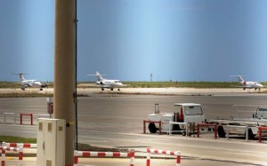 Algunos de los jets en la pista del Aeropuerto de Menorca (Foto: Tolo Mercadal)