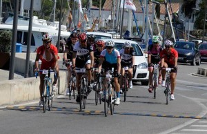 Los ciclistas, a su paso por el Port de Maó (Fotos: Tolo Mercadal)