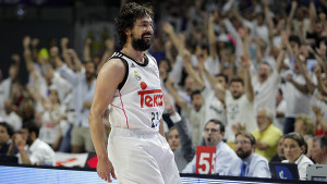 Llull celebra uno de los triples con la grada encendida (Foto: ACB Photo)