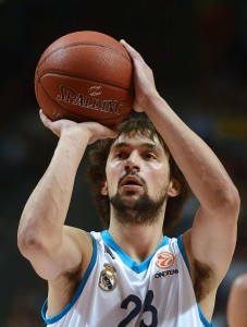 Llull ejecuta un tiro libre.