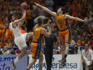 Llull lanza en posición acrobática (Foto: ACB Photo)