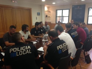 Juan Manuel Lafuente reunido con los agentes policiales.