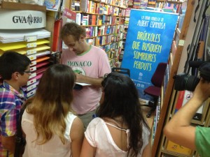 Albert Espinosa en la librería Pau en julio de 2013. Foto: L.P.