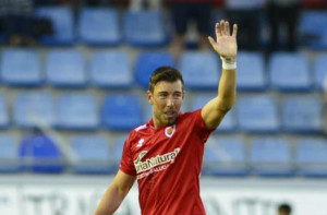 Enrich, ayer saludando a la afición emocionado (Fotos: lfp.es)