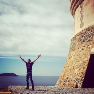 Martínez, hoy disfrutando de Menorca y en la presentación de la prueba (Fotos: @chemitamartinez)