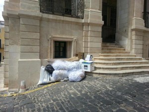 Restos de papel a los pies de la escalinata del Ayuntamiento. FOTO.- Podem Maó