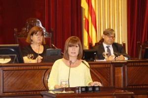 Armengol, durante su discurso (Foto: Parlament IB)