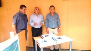 Pere Moll, Luis Alejandre i Carlos Jover con todo el informe del proyecto a realizar.