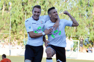 Aitor, a la derecha, celebrando un gol ante el San Pedro (Foto: futbolbalear.es)