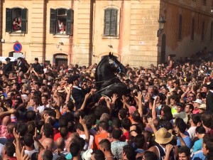 La simbiosis entre caballos y público, ya en marcha. FOTO.- Tolo Mercadal