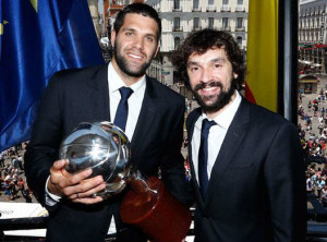 Llull, con Felipe Reyes y el trofeo (Fotos: realmadrid.com)