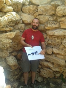 Damià Ramis explicando los restos de fauna encontrados en el edificio sur de Cornia Nou. Foto: M.A.