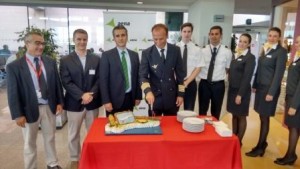 Los pasajeros y la tripulación fue recibida con un pastel conmemorativo.