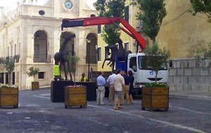 Operarios preparando el traslado bajo la atenta mirada de los responsables municipales. FOTO.- Carol