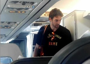 El jugador en el avión. FOTO.- Joan Coll