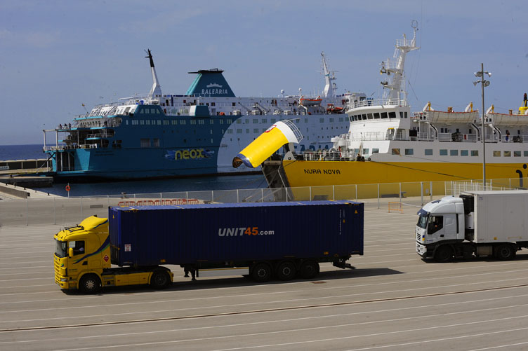 balearia y nura nova de iscomar en el puerto ciutadella