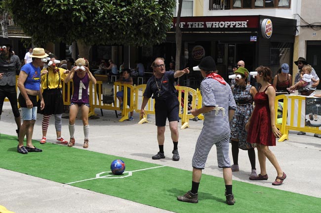 futbolgaffing de clowns en la explanada de mao