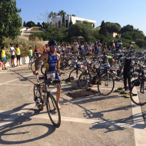 Uno de los momentos de la prueba, la transición entre el agua y la bicicleta. FOTO.- Tolo Mercadal