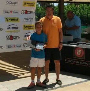 Felipe Virgili, con el trofeo.