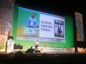 Diferentes momentos de la charla de Vicente Martínez en Sevilla.