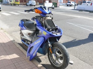 Estado en el que quedó el ciclomotor (Foto: Policía Local de Ciutadella)