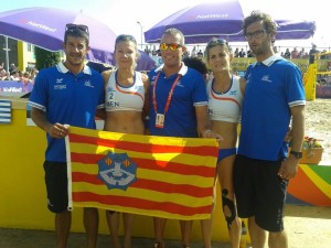 Bonafont y Ruiz, con el equipo masculino y la bandera de Menorca.