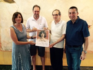 La presidenta del Consell Maite Salord, los poetas Sergi Cleofé y Pere Gomila, y el conseller de Cultura Miquel A. Maria en lapresentación del Illanvers 2015. Foto: Consell Insular de Menorca.