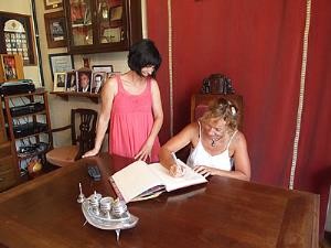 Tita Llorens, firmando en el libro de visitas (Foto: Ajuntament de Ciutadella)