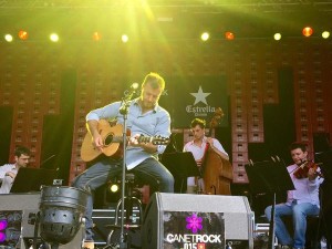 El cantante de Ciutadella, actuando en solitario.