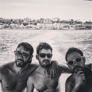 Dani Martínez, en aguas de Maó junto a los también humoristas Iñaki Urrutia y Julián López (Foto: @danimartinezweb) 