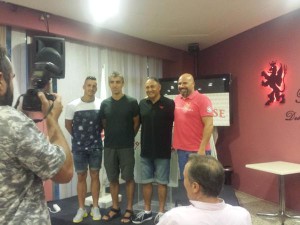 Aitor Pons, a la izquierda, junto al cuerpo técnico (Foto: CD Llosetense) 