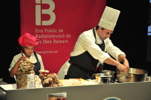 James con su pequeña pinche, con las manos en la masa. FOTO.- Mèdit/Xavier Bros